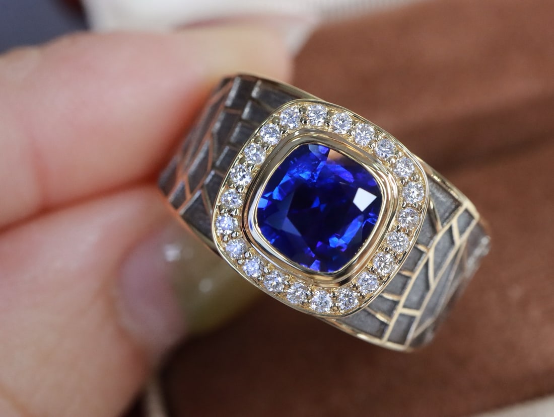 18K gold sapphire ring: This 18K gold sapphire ring is a luxurious piece designed for men, perfect for gifting to a husband or boyfriend. When worn, it immediately exudes an unparalleled sense of sophistication, showcasing