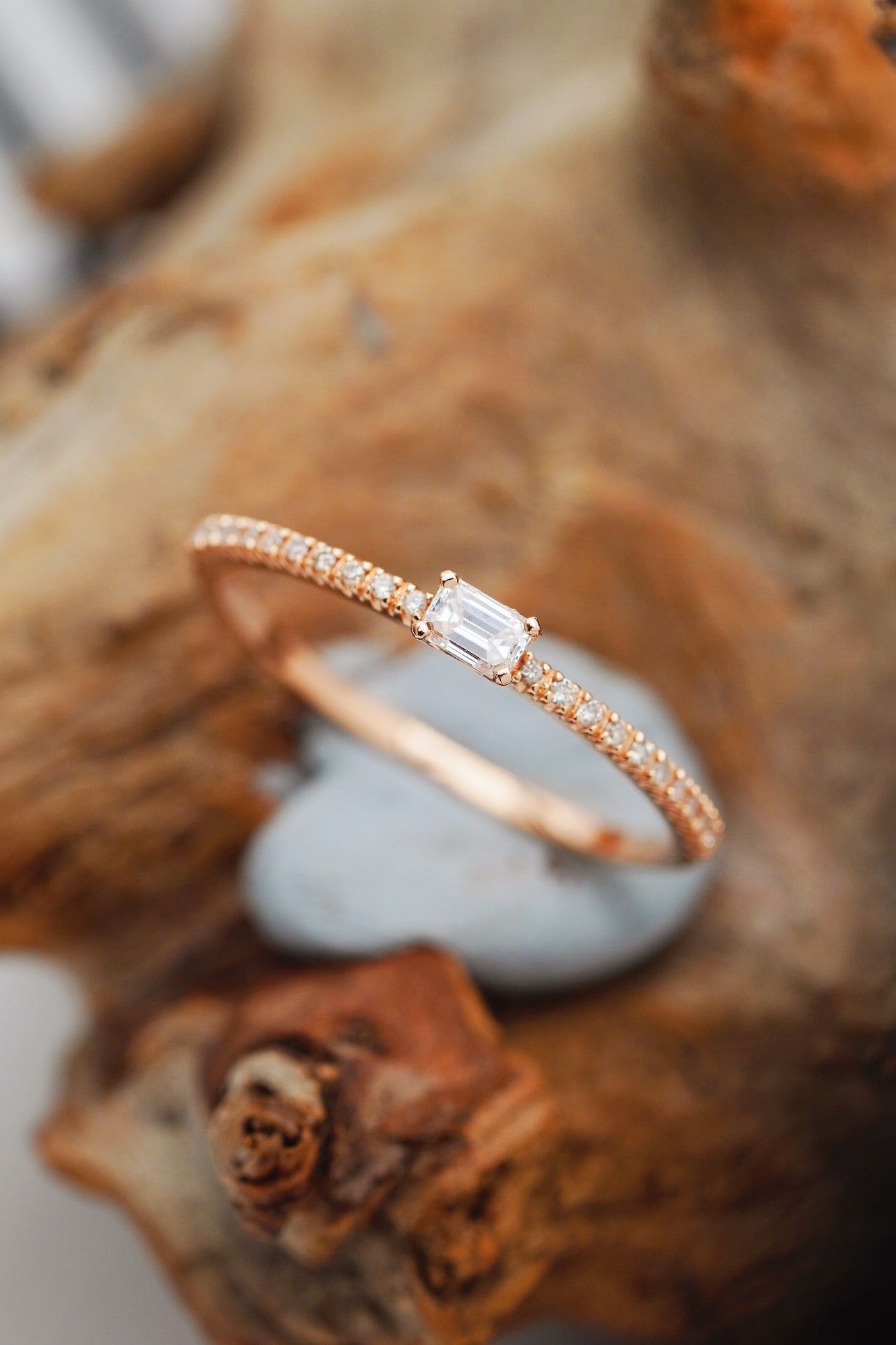 18K gold diamond ring: This 18K gold diamond ring showcases an elegant and charming style with its emerald-cut main diamond. The pave-set diamonds interpret an eternal style through delicate lines, exuding exquisite and