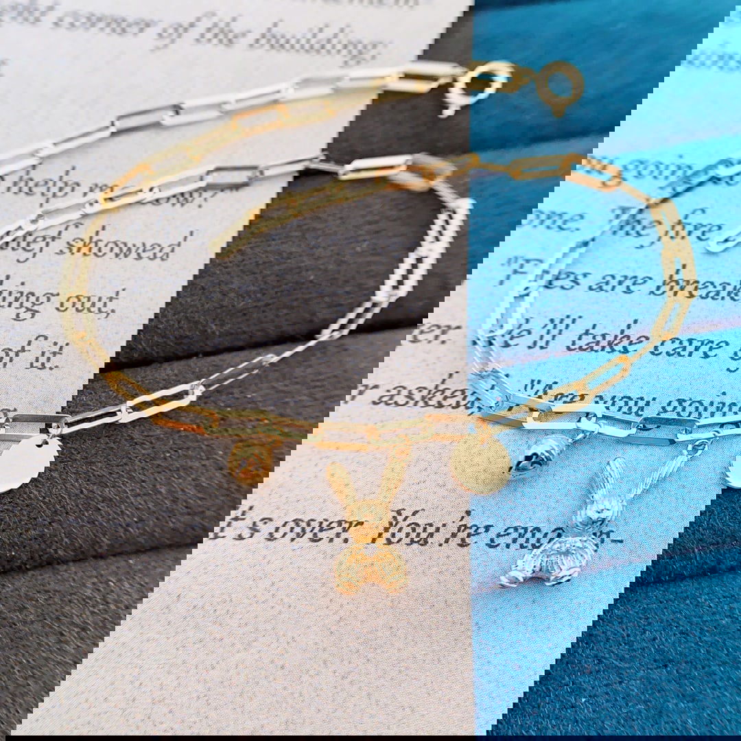 18K gold diamond rabbit bracelet, adjustable: This 18K gold diamond rabbit bracelet is an excellent choice for a sweet style with its unique design and exquisite craftsmanship. The three-dimensional rabbit shape, paired with sparkling diamonds an