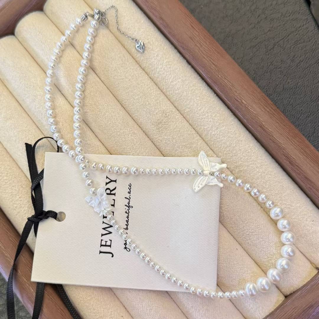 Freshwater pearl collarbone necklace: This collarbone necklace is captivating with its youthful design and stunning visual effects. It is made of natural high-quality freshwater pearls, with pearl sizes ranging from 3-7mm, showcasing a