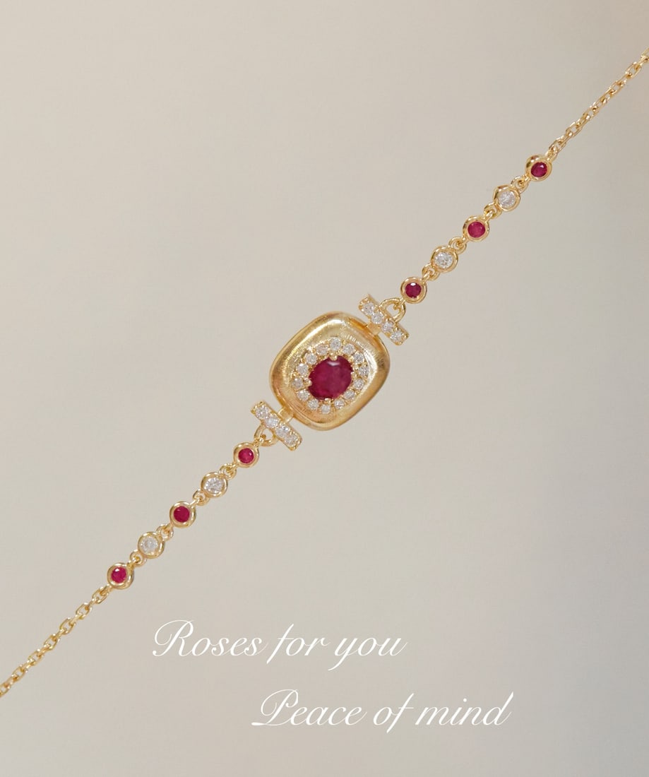 18K Gold Diamond Ruby Bracelet: This bracelet is meticulously crafted with 18K gold and natural rubies, showcasing the exquisite craftsmanship of ultra-heavy-duty wire drawing technology. The color of the rubies is as rich as pigeon
