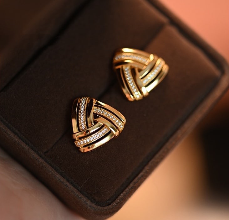 18K Gold Diamond Triangle Stud Earrings: These earrings are based on a classic geometric triangle design, exuding a rich vintage courtly style that is captivating at first sight. The exquisite details are full of exotic charm, perfectly inte