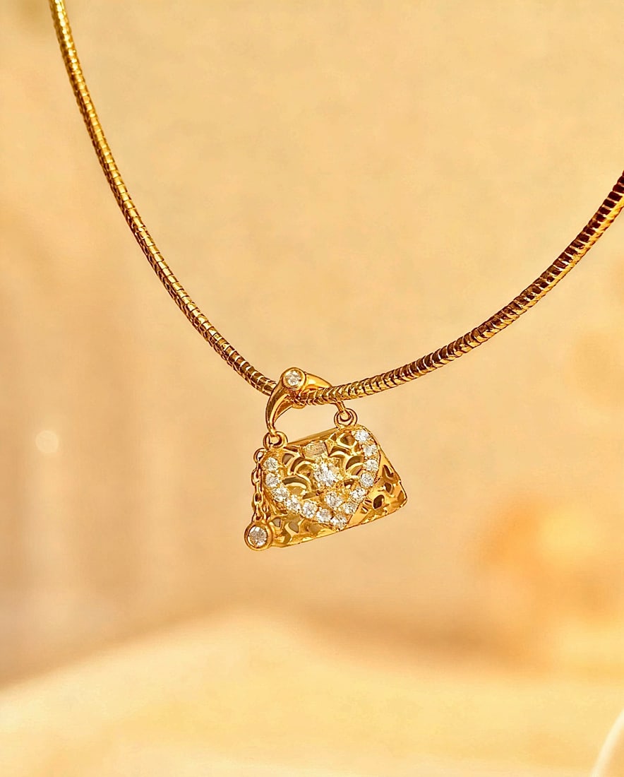 18K Gold Natural Diamond Pendant: This pendant is meticulously crafted with 18K gold and natural diamonds, showcasing unparalleled delicacy and luxury. Its design inspiration comes from the classic handbag shape, catching the eye at f