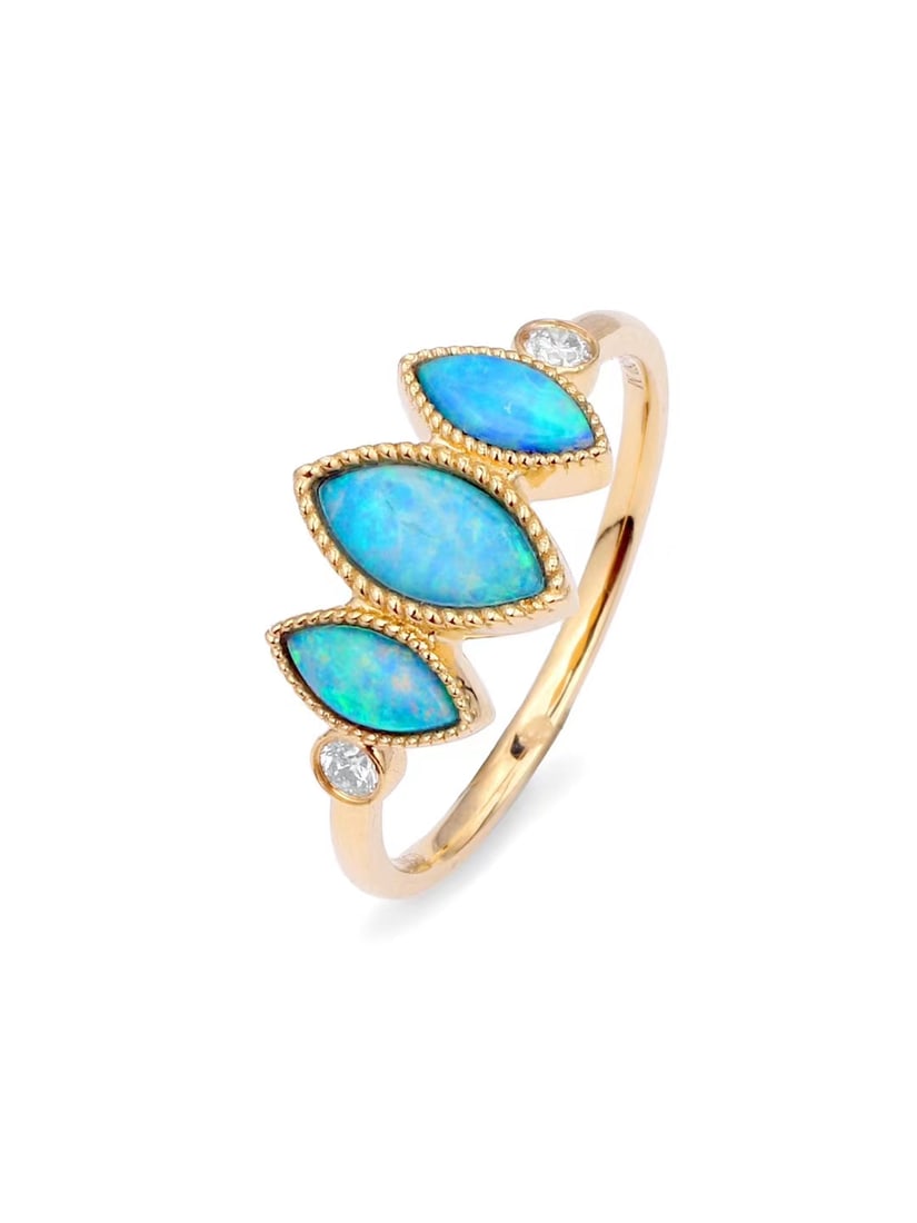18K gold Opar ring: This 18K gold opal ring features a simple three-stone design that showcases a unique and elegant style, perfectly interpreting the fashionable taste of modern women. The exquisite natural Australian o