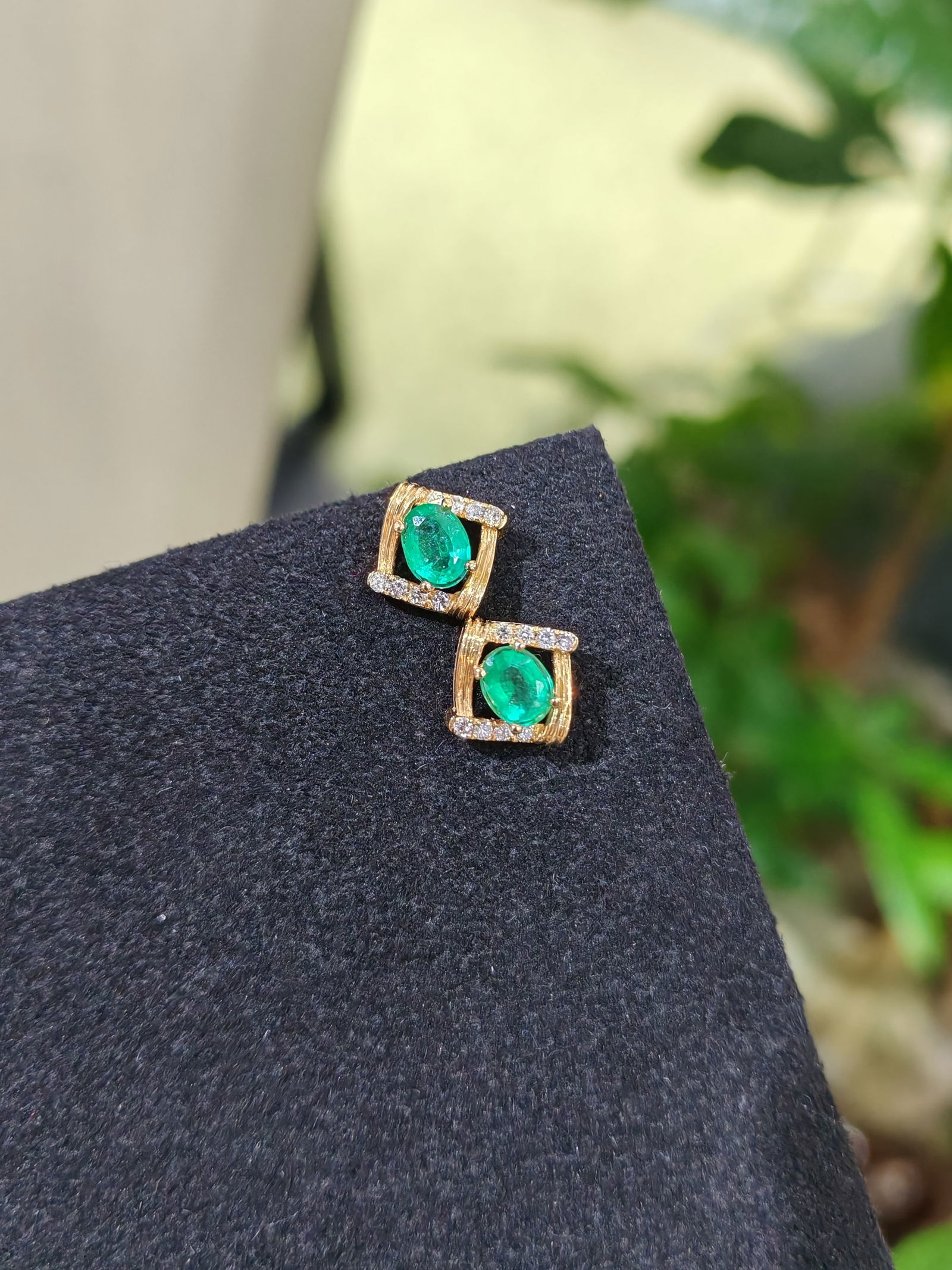 18K gold emerald stud earrings: These earrings are meticulously crafted in 18K gold, paired with rich and vibrant emeralds, showcasing an incredibly charming allure. The vintage full-bodied golden hue complements the dazzling diamon