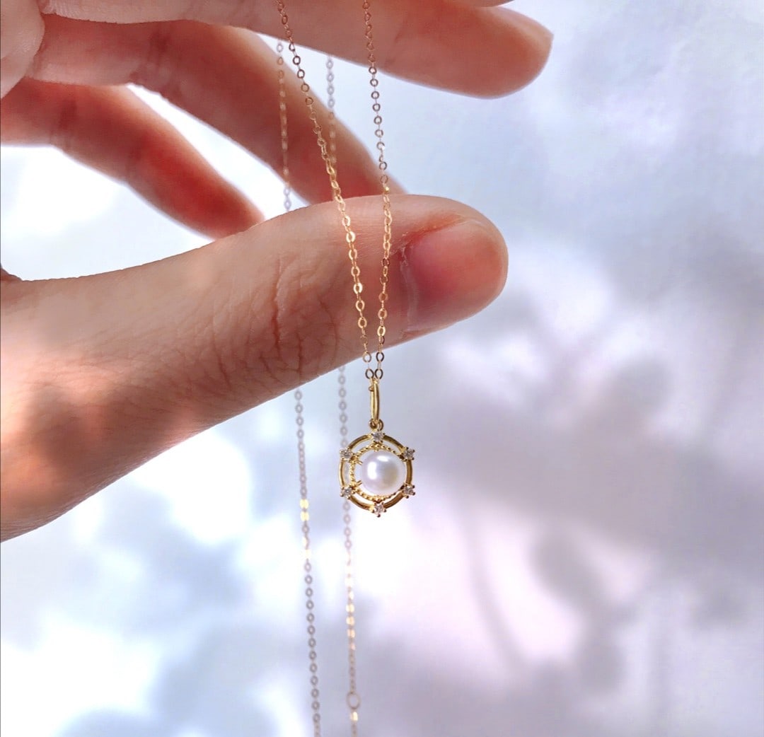 18K gold diamond pearl necklace: This 18K gold diamond pearl necklace, with its unique design and exquisite craftsmanship, is the perfect accessory for your daily commute.