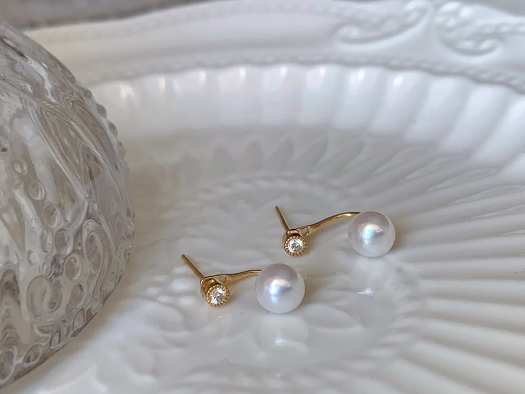 A pair of double-wear pearl and diamond earrings.: This pearl diamond earring design is super gentle, exuding a delicate charm. Its two-way design adds endless possibilities for daily matching, never going out of style. Whether enhancing daily taste o