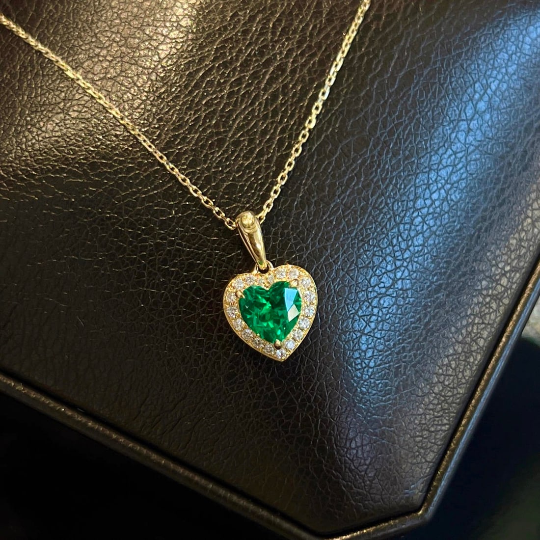 18K gold emerald pendant: This pendant features high-quality cultivated emerald as the main stone, showcasing a deep and enchanting color similar to the color of moss. The exquisite 18K gold setting enhances the rich color of