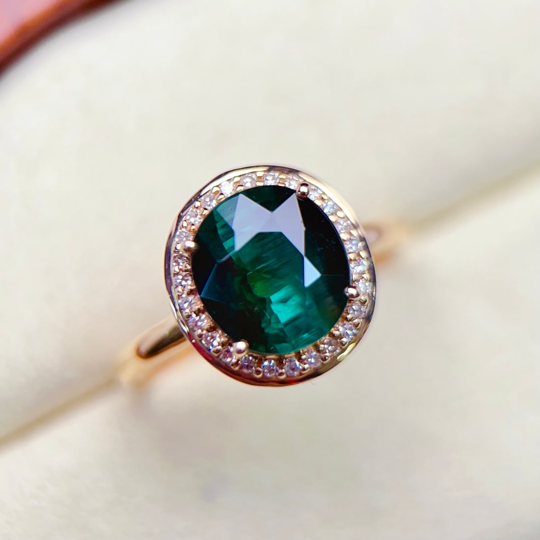 18K gold green tourmaline ring: This green tourmaline ring not only brings a sense of relaxation to the wearer, but also symbolizes harmony and prosperity, making it an excellent choice for attracting wealth and blessings. Its rich