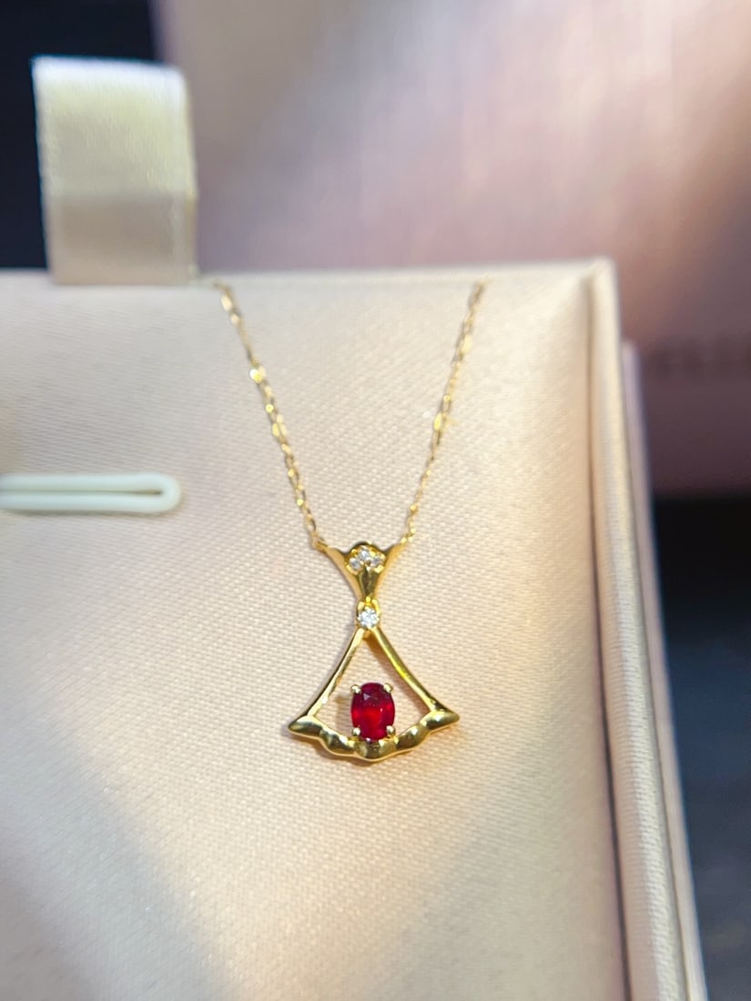 18K gold diamond and ruby collarbone chain necklace: This ruby collar necklace is like a dazzling Milky Way around the neck, emitting a gentle and romantic aura. The noble texture of 18K gold combined with the sparkling brilliance of diamonds makes this
