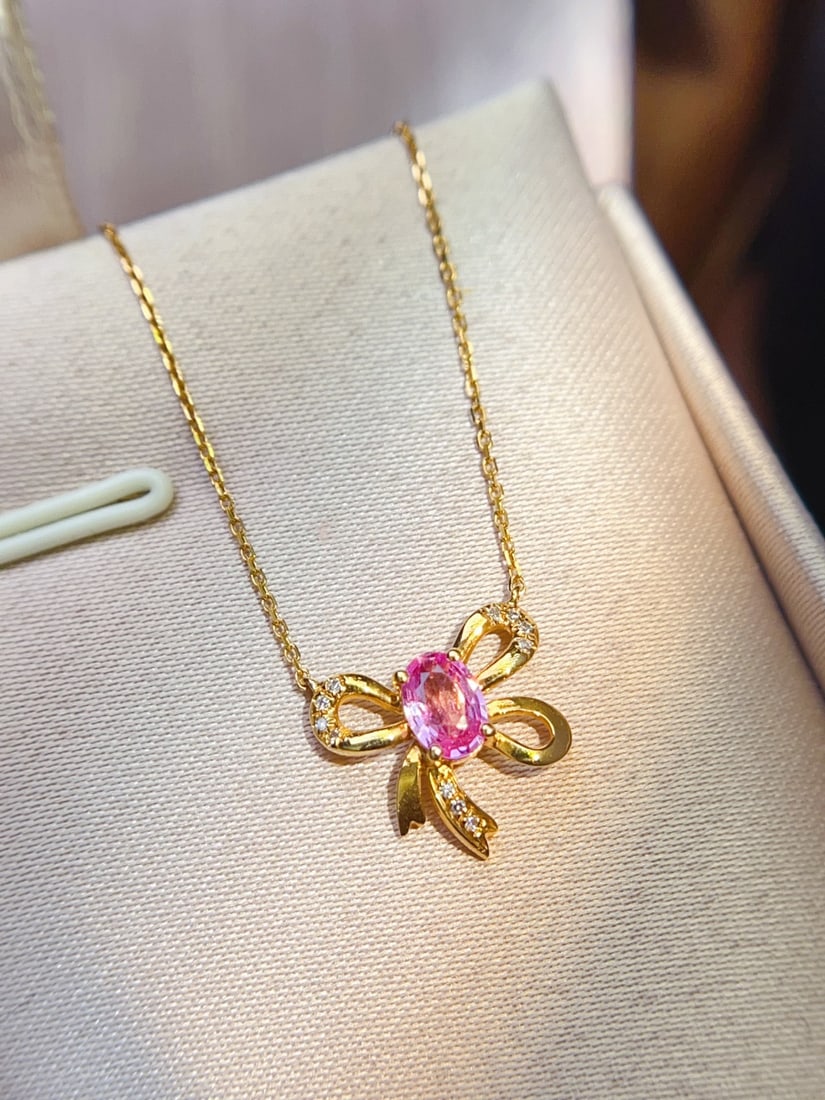 18K gold diamond powder blue sapphire collarbone chain necklace: This gentle and romantic pink-blue gemstone collarbone chain shines like a brilliant galaxy, embellishing the neck with charming radiance. The exquisite 18K gold paired with sparkling diamonds showcas