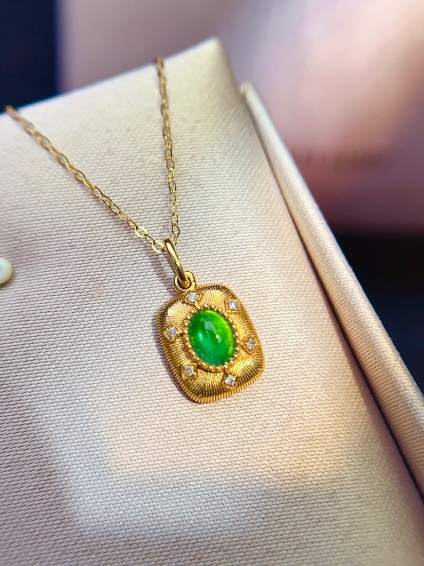18K gold diamond emerald collarbone chain necklace: This gentle and romantic emerald collarbone chain shines like a dazzling galaxy around the neck, sparkling with charming light. The luxurious texture of 18K gold blends perfectly with the brilliant br
