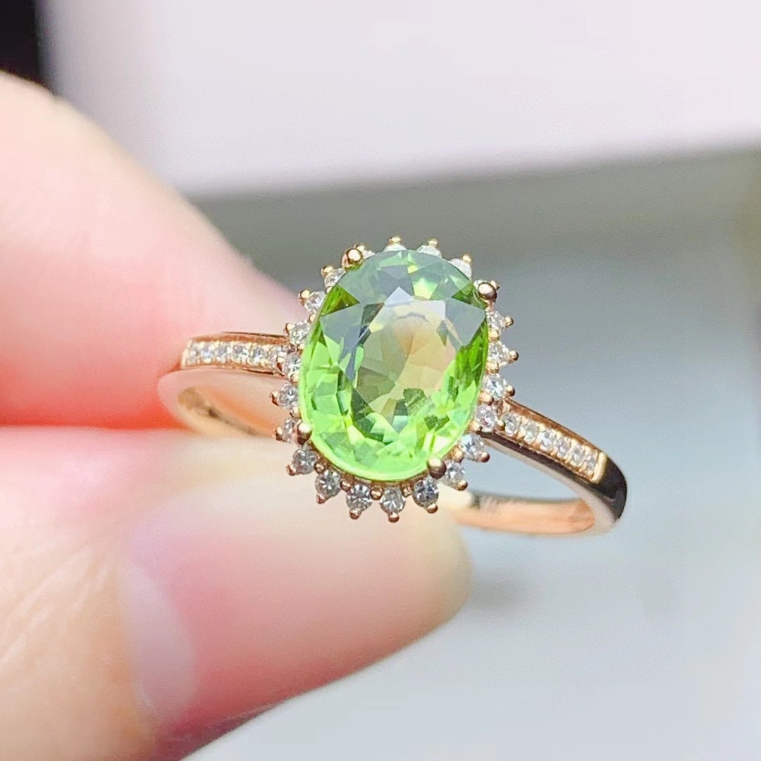18K gold emerald ring: This ring is exquisitely set in 18K gold, showcasing the natural charm of aquamarine. The aquamarine has a rich color and emits a charming brilliance, making every wearer feel elegant and confident. A