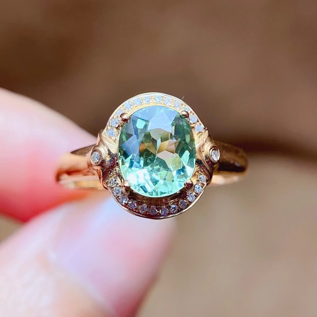 18K gold diamond and aquamarine ring: This 18K gold emerald ring is captivating with its exquisite design and sparkling diamond setting. The rich color of the natural emerald, like a touch of fresh green from nature, adds a noble and eleg