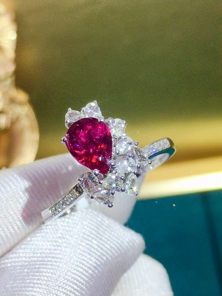 18K gold emerald ring: This 18K gold aquamarine ring is stunning with its high quality and natural beauty. The aquamarine has a rich color and dazzling fire, perfectly capturing light to show extraordinary elegance and