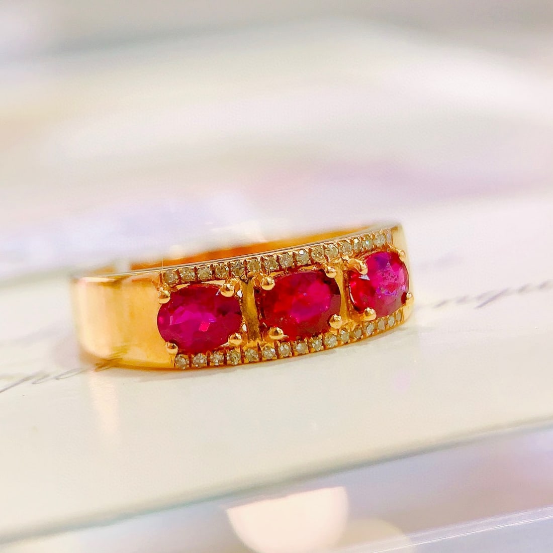 18K gold diamond and ruby ring: This fiery ruby ring is known as the "stone of love," symbolizing the beauty, eternity, and fidelity of love. The exquisite 18K gold full diamond inlay design shines with unparalleled brilliance, perf