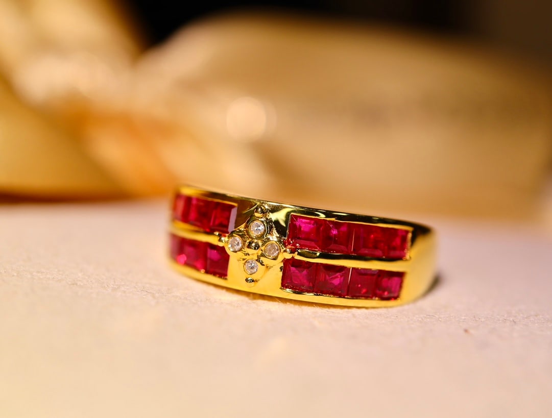 18K Gold Diamond Ruby Eternity Ring: This 18K gold ruby ring, with its light luxury and retro design, perfectly interprets the fusion of fashion and classic. Each diamond is carefully selected and set on the ring, emitting a dazzling lig