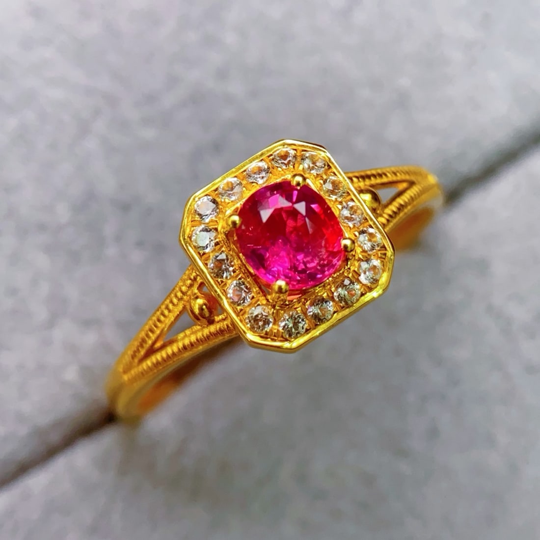 18K Gold Ruby Ring: This classic halo ruby ring, with its vintage style and exquisite design, perfectly embodies the combination of elegance and luxury. The crystal is clean, with brilliant fire, captivating at first sig
