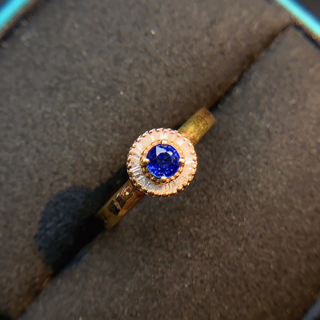 18K gold diamond-set sapphire ring: This sapphire ring is meticulously crafted in 18K gold, adorned with dazzling diamonds, resembling the brightest stars in the night sky. The sapphire symbolizes the vigilance of love, with profound
