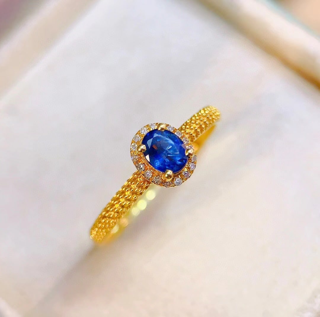 18K gold sapphire ring: This 18K gold sapphire ring, with its classic design and elegant temperament, becomes the dazzling star in your jewelry collection. The deep color of the sapphire complements the brilliant light of