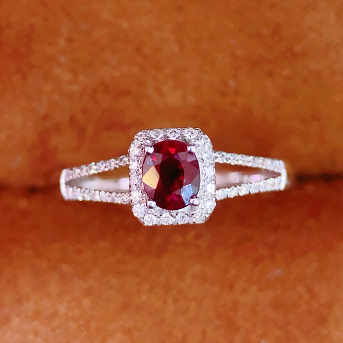 18K gold ruby ring: This high-quality ruby ring, with its elegant and luxurious design, perfectly showcases the wearer's sophistication and upscale sense. The intense color of the ruby complements the dazzling