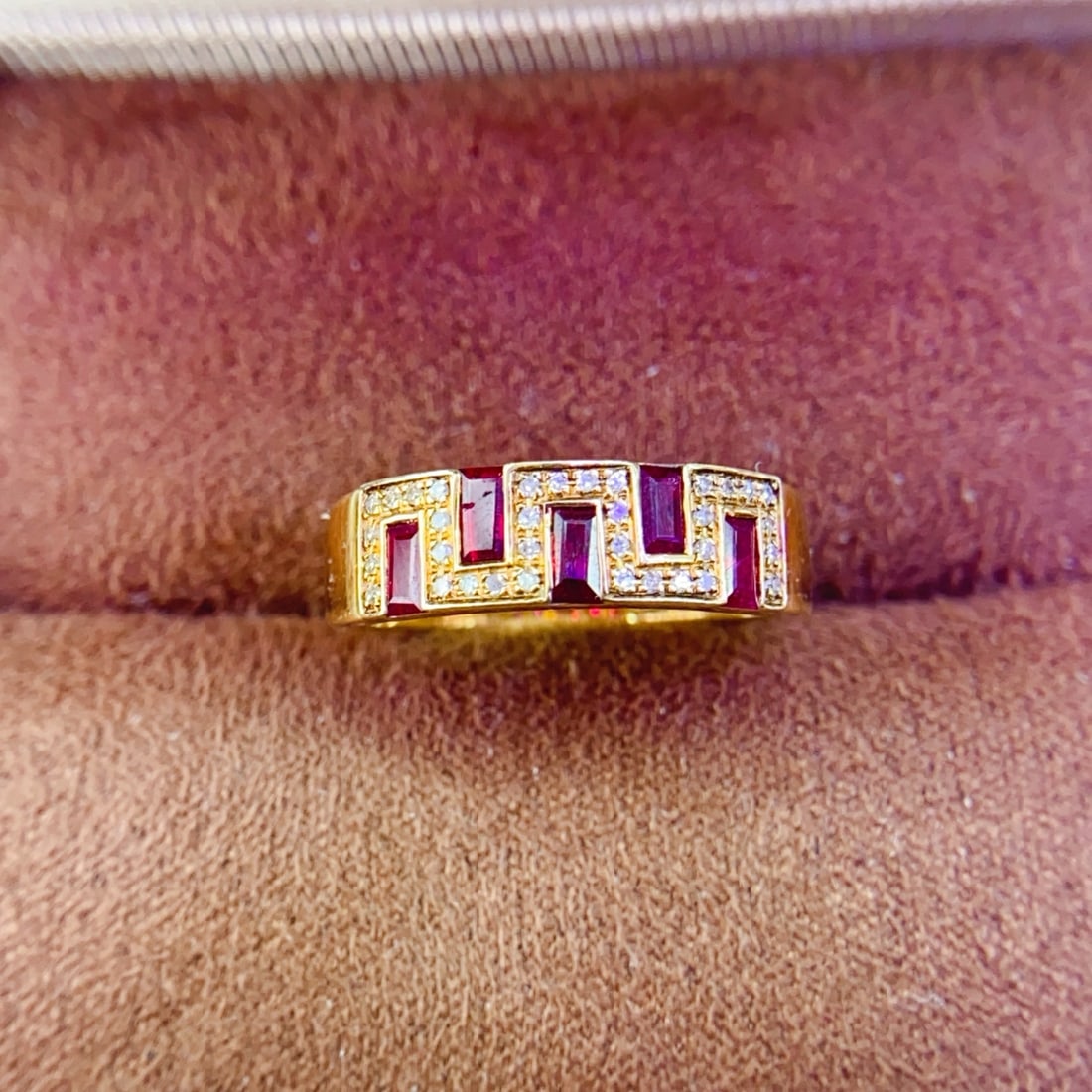 18K gold ruby ring with diamond setting: This 18K gold ruby ring perfectly showcases the wearer's noble temperament with its unique design and elegant style. The deep color of the ruby complements the sparkling diamonds, symbolizing eternal