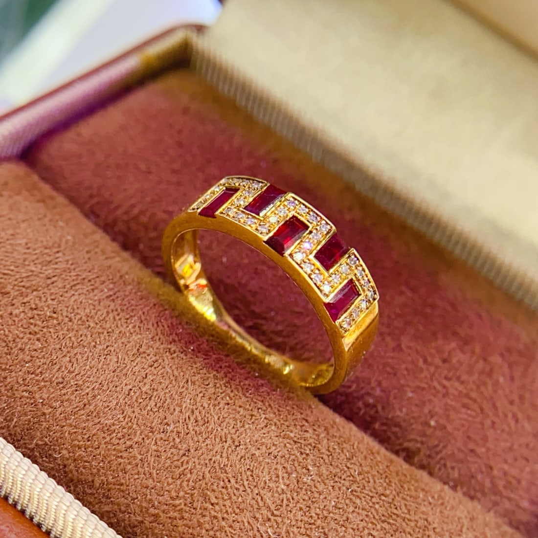 18K gold ruby ring with diamond setting - 4