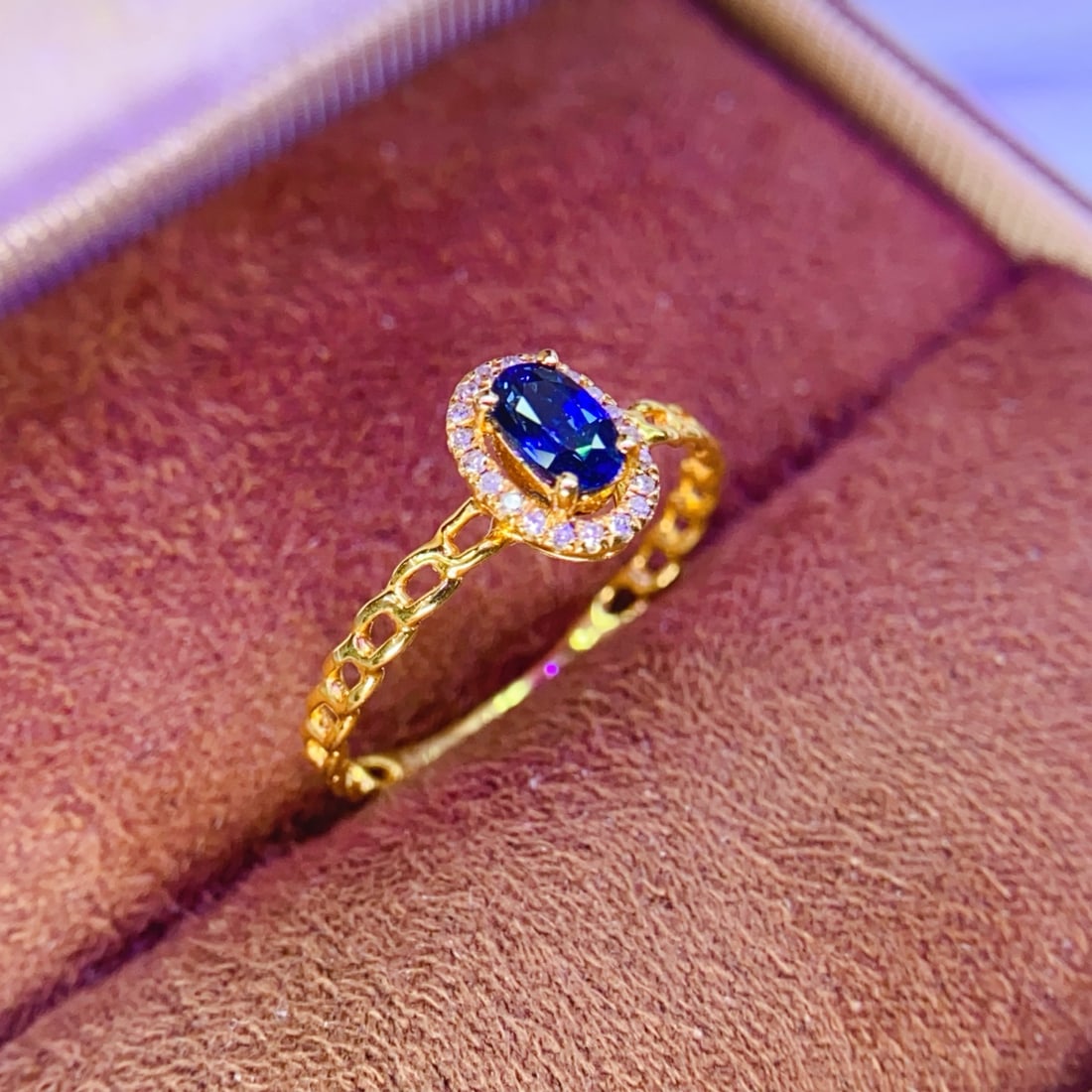 18K gold diamond-set sapphire ring: This sapphire ring perfectly combines a vintage feel with classic design. Its versatile nature makes it an ideal choice for everyday wear, adding elegance and beauty to your hand. Crafted with