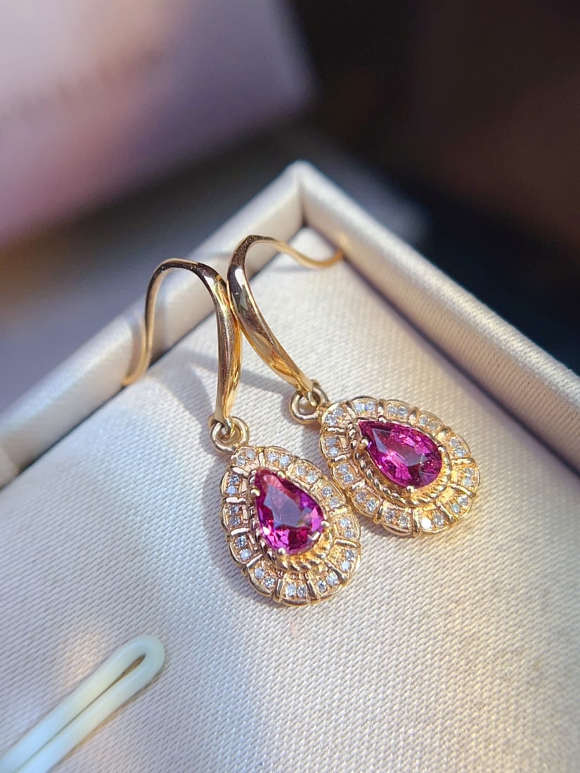 18K gold emerald earrings: These earrings are crafted in 18K gold and set with red tourmaline, exuding a passionate and romantic vibe. The exquisite and dignified design, combined with minimalist style, makes it look