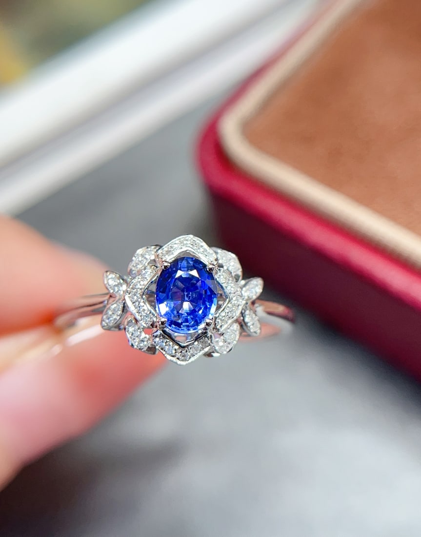 18K gold sapphire ring: This sapphire ring is meticulously crafted in 18K gold, showcasing a vibrant cornflower blue color. The glassy texture of the sapphire makes it sparkle and shimmer in the light, creating a
