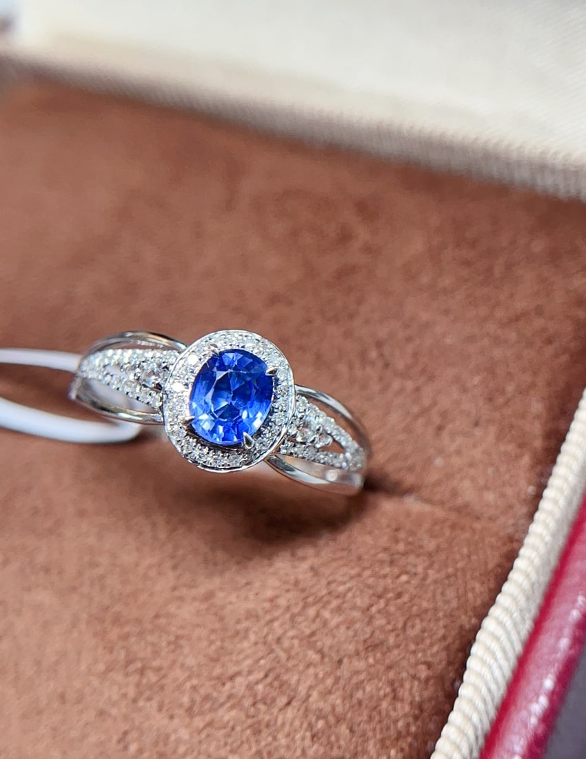 18K gold sapphire ring: This ring is made of 18K gold and is set with stunning sapphires, showcasing a charming color reminiscent of cornflowers. The glass body is bright and dazzling, capturing hearts at first sight. The