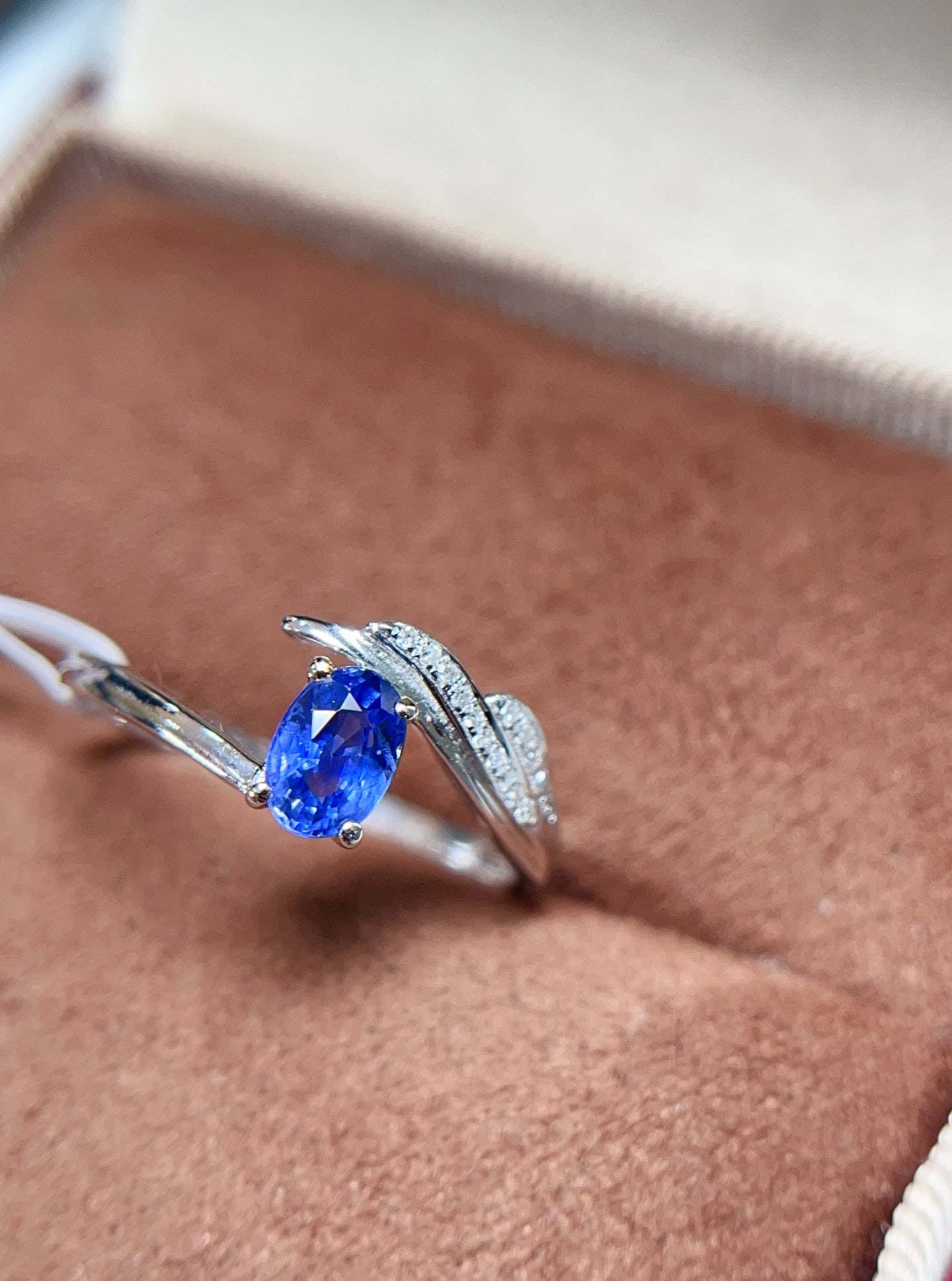 18K gold sapphire ring: This 18K gold sapphire ring perfectly showcases a simple yet elegant style with its intense cornflower blue hue and glass-like clarity. Whether worn daily or for special occasions, it adds a touch of