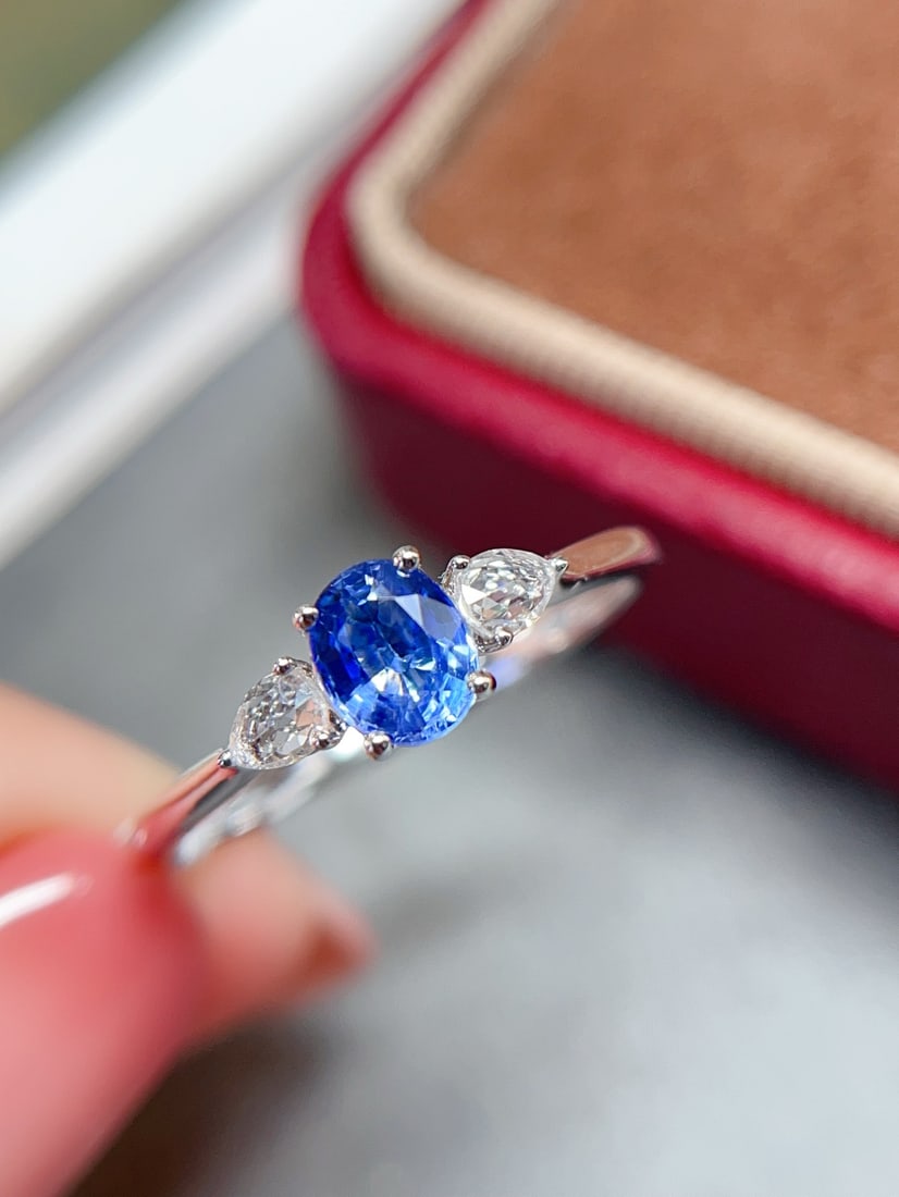 18K gold sapphire ring: This elegant three-stone ring is meticulously crafted in 18K gold, showcasing an extraordinary noble temperament. The main stone is approximately 0.45 carats, with two white sapphires, weighing 1.55 g