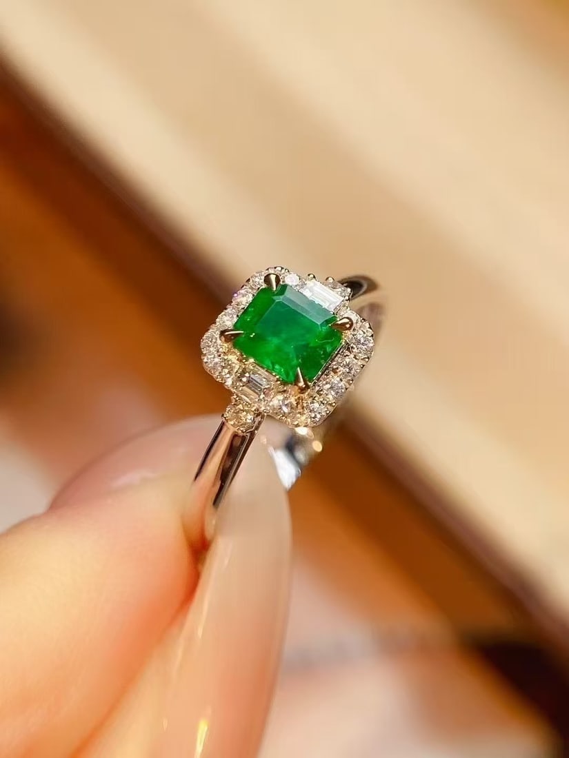 18K gold emerald ring: This 18K gold emerald ring adds unparalleled elegance to the wearer with its exquisite design and rich color. The main emerald stone sparkles with a charming brilliance under light, perfectly