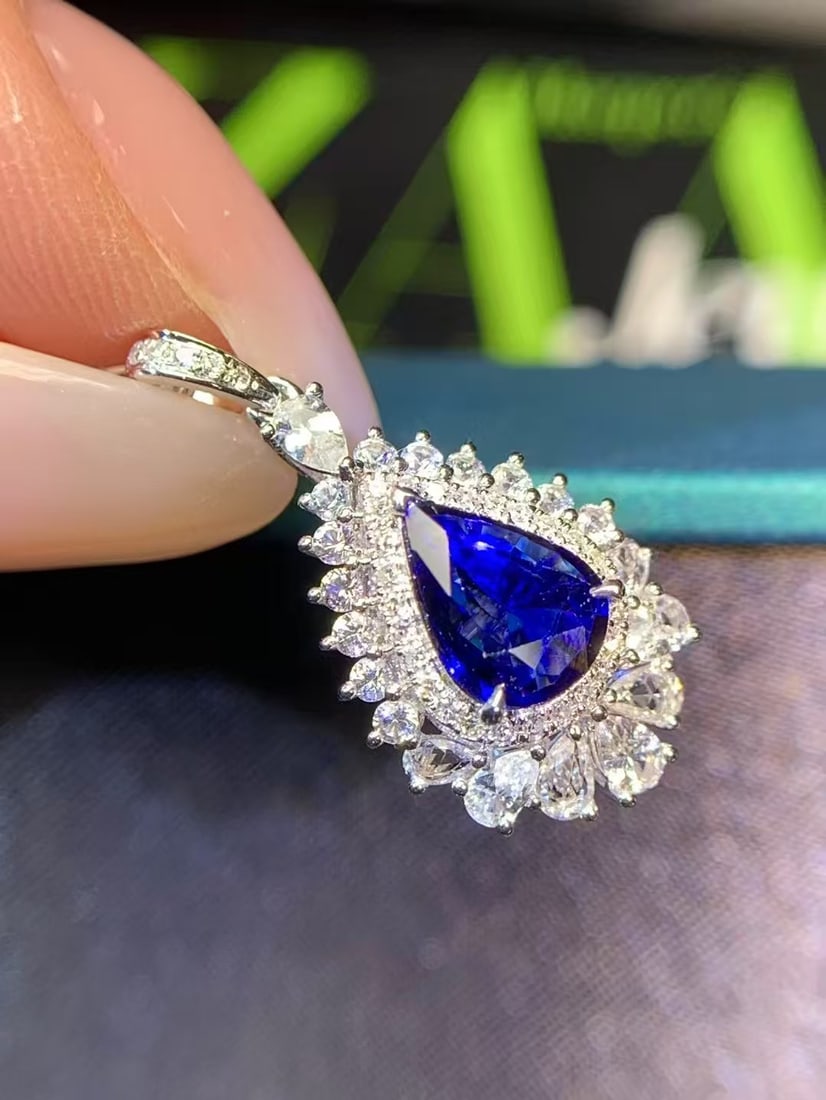 18K gold sapphire pendant: This 18K gold sapphire pendant perfectly showcases the luxurious and elegant combination with its top-notch color and exquisite design. The sapphire has an excellent color, emitting a charming