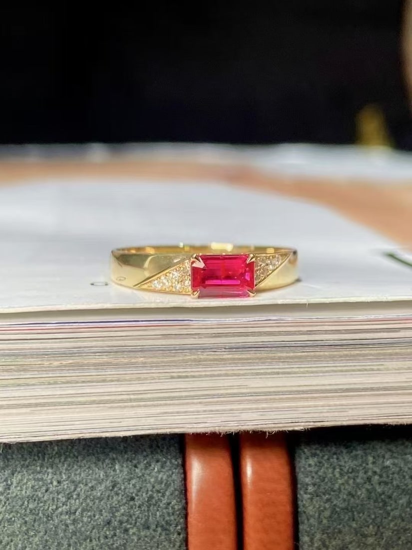 18K gold ruby ring: This 18K gold ruby ring is renowned for its top-notch color of unheated rubies, showcasing unparalleled nobility and elegance. The main stone is a 0.5-carat ruby with an exceptional color, emitting a