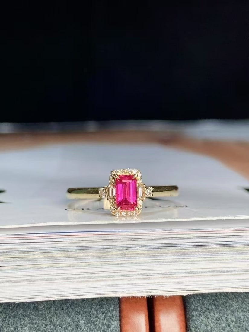 18K gold untreated ruby ring: This 18K gold untreated ruby ring stands out with its exceptional color and exquisite design, becoming the shining star in your jewelry collection. The ruby's color is top-notch, exuding a charming al