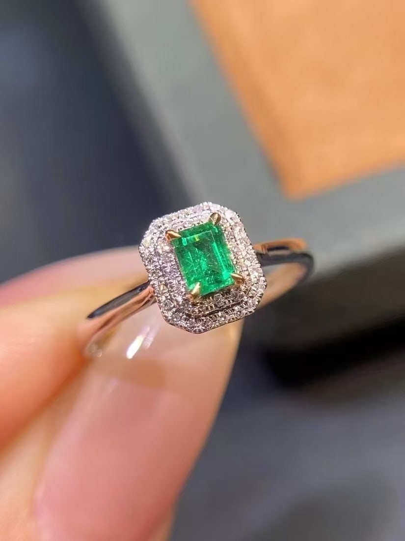 18K gold emerald ring: This ring is crafted in 18K gold and set with an exquisite emerald, emitting a charming radiance. The main emerald stone weighs 0.27 carats, with a rich color and vibrant energy, perfectly