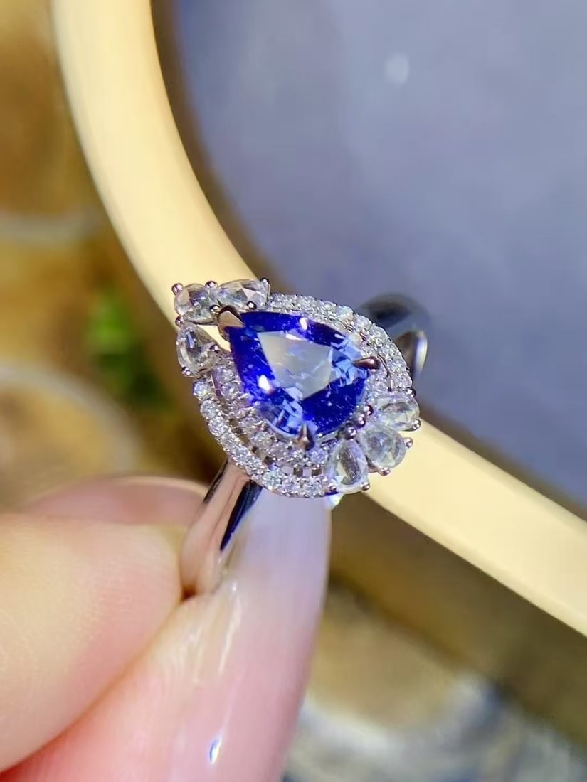 18K gold sapphire ring (1 of 3)