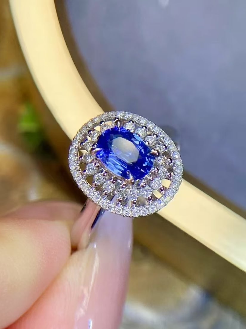18K gold sapphire ring: This ring is meticulously crafted in 18K gold, set with top-quality sapphires that boast stunning colors, dazzling viewers with its brilliance, perfectly showcasing the wearer's elegance. The