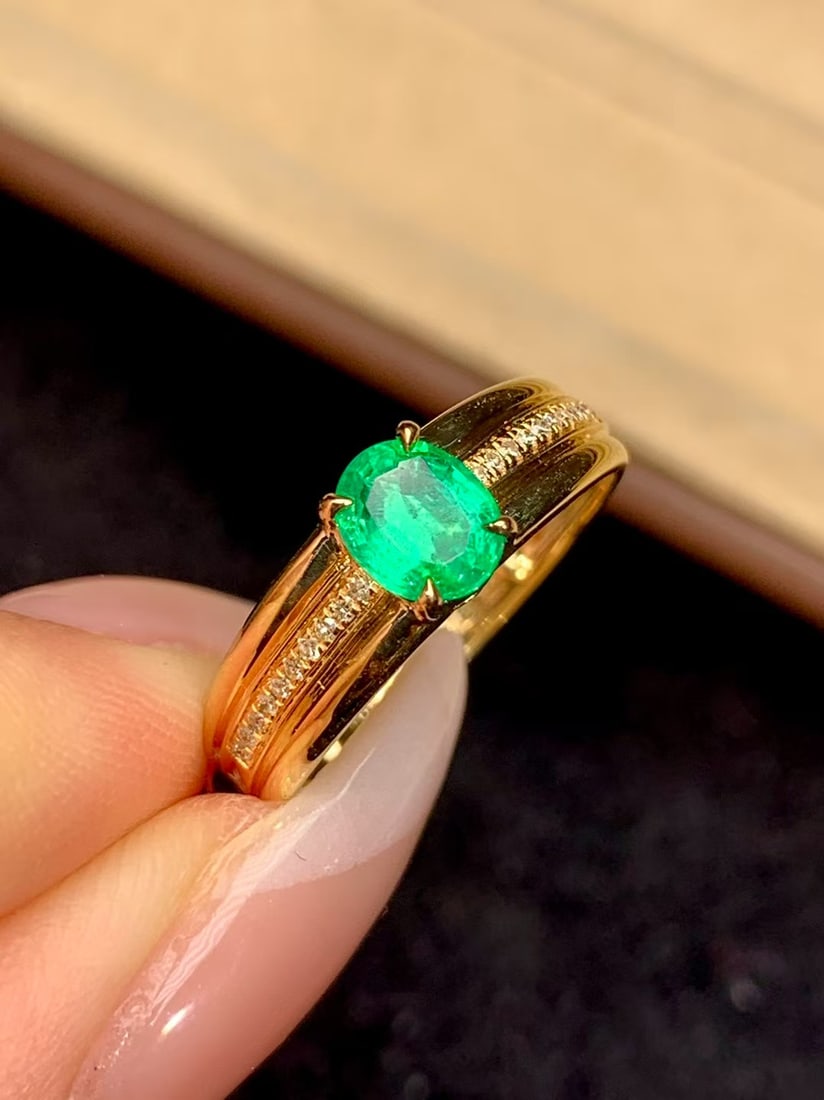 18K gold emerald ring: This 18K gold emerald ring, with its top-notch color and superb hue, becomes the shining star in your jewelry collection. The deep green color of the emerald main stone seems to contain the vitality
