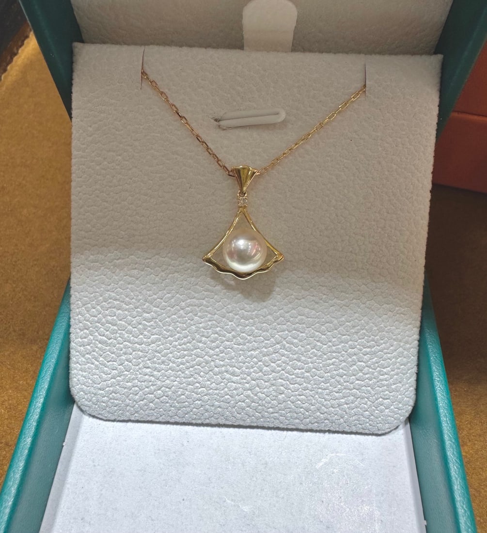 18K Gold Akoya Sea Pearl Pendant: This 18K gold Akoya seawater pearl pendant, with its exquisite design and elegant style, becomes the perfect choice in every woman's jewelry box. The pearls have a diameter of 7-7.5 millimeters,