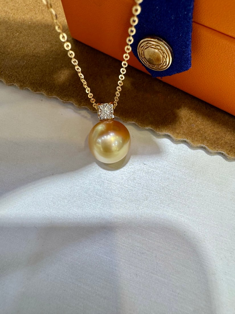18K gold diamond South Sea golden pearl pendant: This pendant is inspired by a simple bull head design, crafted with 18K gold to create a noble and elegant temperament. The South Sea golden pearl has a diameter of 11-12 millimeters, round and full,