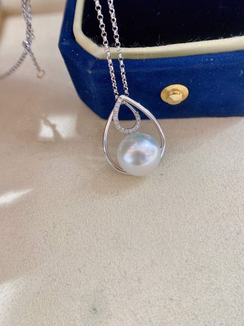 18K Gold Diamond Australian White Pearl Pendant: This 18K gold diamond Australian white pearl pendant perfectly showcases a cold luster and flawless smooth skin texture, becoming a symbol of elegant taste. Its 11mm flat round pearl, like a bright mo
