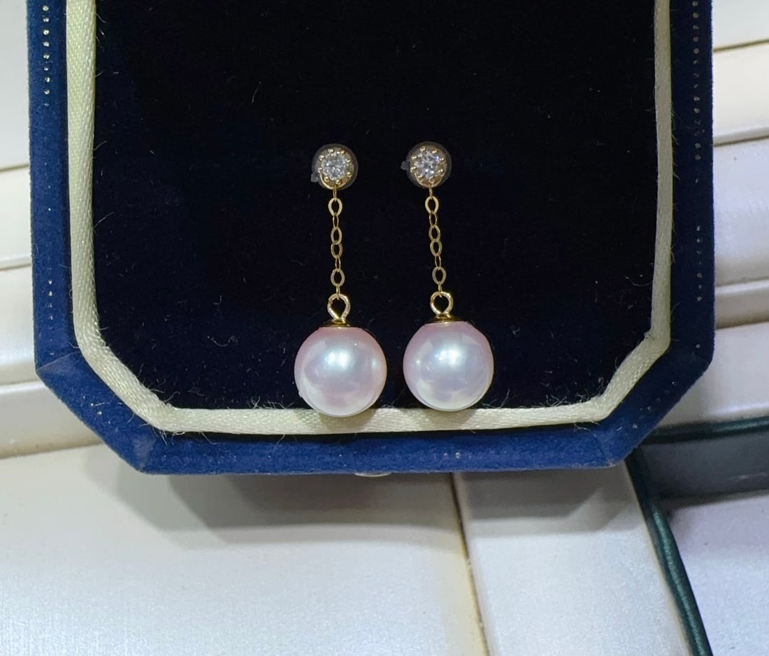 18K gold diamond Akoya pearl earrings: These earrings are crafted with an 18K gold base, exquisitely set with diamonds and Akoya saltwater pearls, showcasing unparalleled elegance and luxury. The perfectly round shape and intense luster