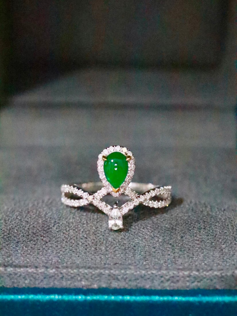 18K gold emerald ring: This emerald ring instantly catches your eye with its luxurious atmosphere and charming design. The dynamic ring flashes a romantic light at your fingertips, with the main stone exhibiting a full colo
