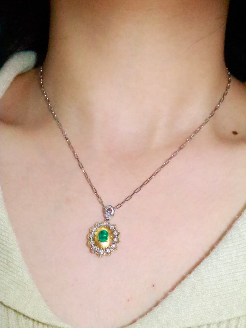 18K gold emerald pendant: This emerald pendant instantly breaks away from the ordinary, capturing hearts with its unique design. The actual item shines brilliantly, with the bright green emerald sparkling under the thick gold