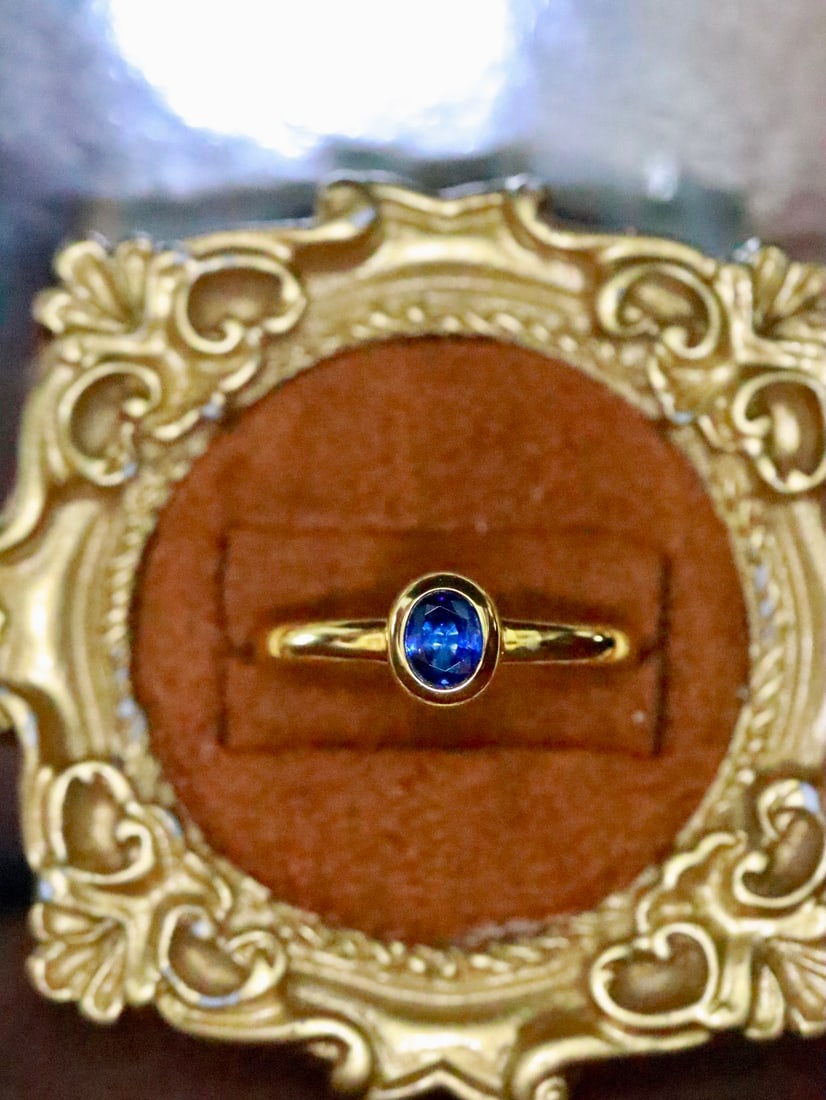 18K gold sapphire ring: This ring is meticulously crafted from 18K gold and set with a deep and noble sapphire, symbolizing loyalty and indelible love. The brilliance of the sapphire shines like the brightest stars in the ni