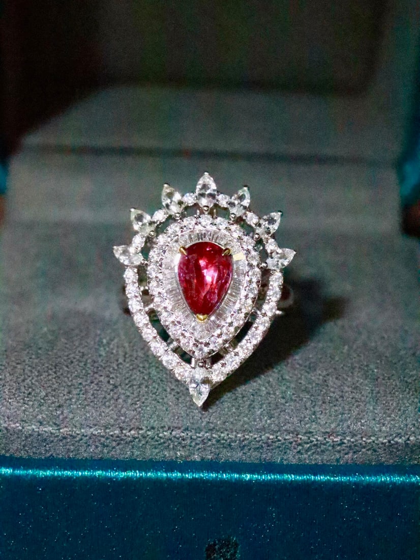 18K gold sapphire ring: This ring is a beautiful encounter, with a charming sapphire set in 18K gold, displaying eternal brilliance and charm. The flawless glass body makes its color more vivid, and the fire color shines bri