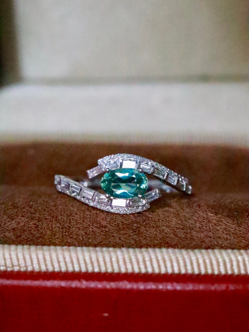 18K Paraiba ring: This Paraiba ring is captivating with its natural beauty and unique design style. The main stone shines brilliantly, with a particularly bright color, as if capturing the brilliance of the starry sky